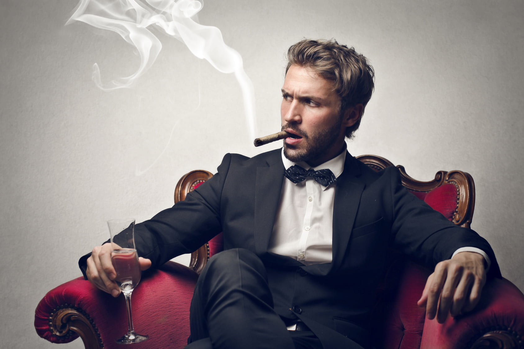 Boss official site. Мужчина с сигарой. Состоятельный мужчина. Мужчина в кресле. Мужчина в кресле с сигарой.